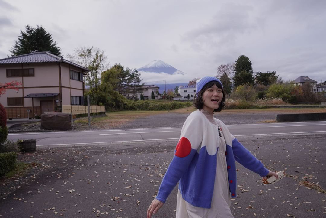 富士山針織外套敞開穿搭示意